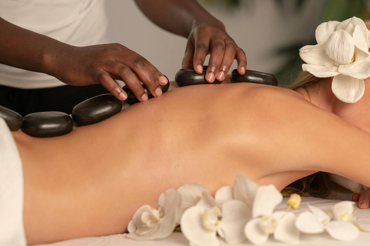 Masaje Relajante con Piedras Calientes